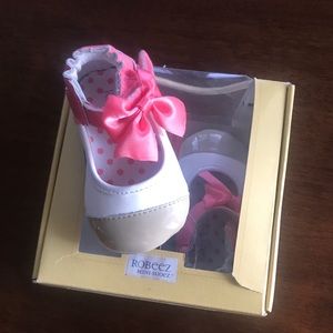 Size 2(3-6 months) Robeez Shoes